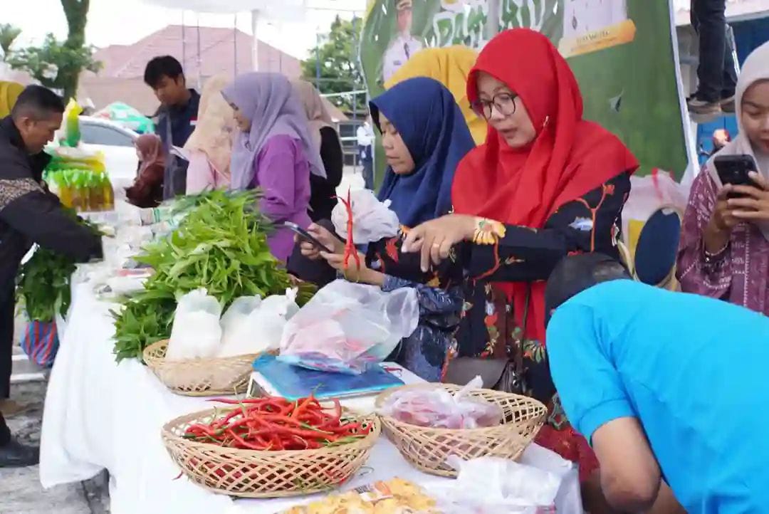 Suasana saat warga berbelanja di ajang GPM